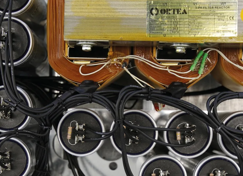 REACTANCES ET CONDENSATEURS : COMMENT LES RACCORDER CORRECTEMENT?