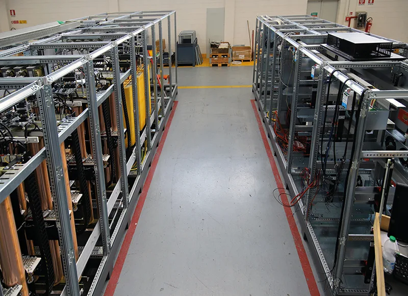 STABILISATEURS DE TENSION ÉLECTROMÉCANIQUES OU ÉLECTRONIQUES ?